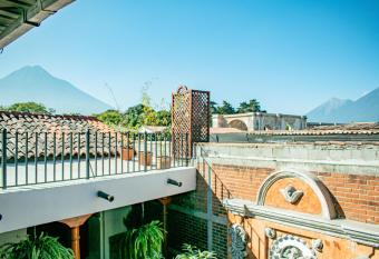 2 Pilas: historic colonial house allows 18 year olds to book a room