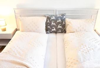 Doppelzimmer mit Terrasse allows 18 year olds to book a room