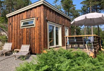 Fullt utrustat Minihus p   landet allows 18 year olds to book a room