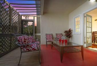 Beautiful Home Steps from the beach + Side Porch allows 18 year olds to book a room