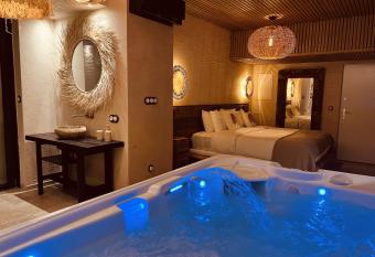 Suite Deluxe & Spa #Wabi-Sabi# allows 18 year olds to book a room