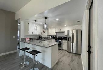 Entire Modern House with King bed & 65inTV allows 18 year olds to book a room