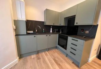 Modern 1 Bed near City Centre allows 18 year olds to book a room