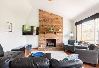 Ridgetop views near Asheville w/Private Hot Tub has rooms with a private hot tub