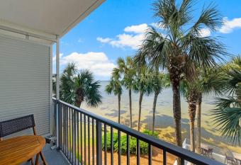 Sandestin Bayfront Studio with balcony and breathtaking views has rooms with a private hot tub