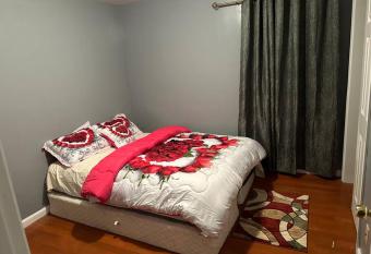 Glamour Room C 6mins to Newark Liberty International Airport and 3mins to Near Penn Station allows 18 year olds to book a room