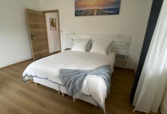 012-Superbe   tage spacieux avec balcon ext  rieur netflix gratuit allows 18 year olds to book a room