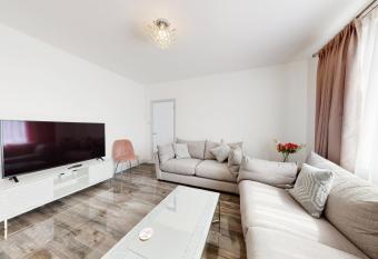 Modern 3 bedroom House with garden & private parking allows 18 year olds to book a room