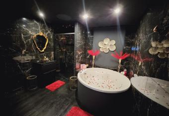 O  Plaisirs Interdits - Loveroom has rooms with a private hot tub