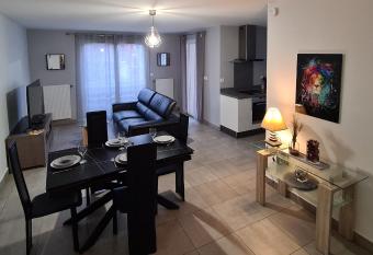 Appartement de standing au centre de Chassieu has Balcony rooms