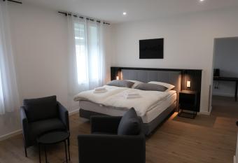 TOKA ROOMS - an der Regiobahn allows 18 year olds to book a room