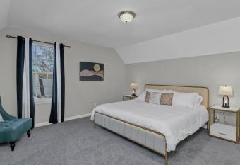 Private Upstairs Duplex-Brookstone Retreat allows 18 year olds to book a room