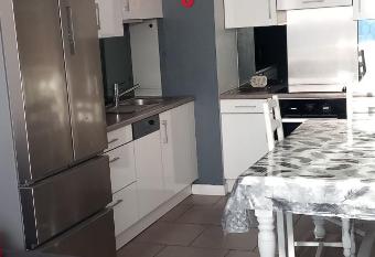 Appart entier et calme has Balcony rooms