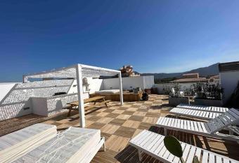 Appartement- rooftop    Rosas has rooms with a private hot tub