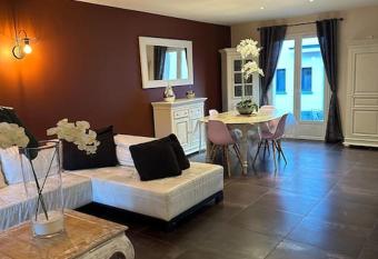 Comme    la maison    has Balcony rooms