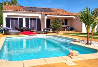 Villa Miami Piscine Soleil Marseille Aeroport TGV has Balcony rooms