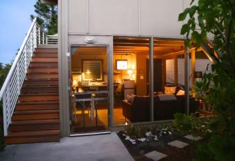 Eco-Farm Glamping Mini House allows 18 year olds to book a room