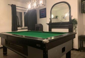 Lushlets - See our other listings for larger groups as next door to each other! Promotion Sunday nights free! has rooms with a private hot tub