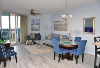 Sunset Paradise at The Palms of Destin - 2806 has rooms with a private hot tub