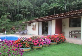 S  tio Cachoeirinha has rooms with a private hot tub