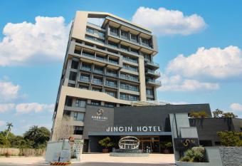 Jingying Qinlu Hotel allows 18 year olds to book a room