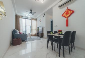 Sky88 High-rise Cozy Stay 2BR nr CIQ/KSL/Midvalley by Our Stay has rooms with a private hot tub