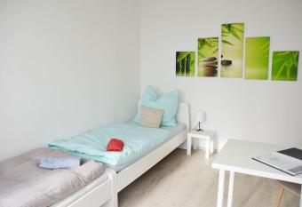 Monteur-Bungalow Dortmund allows 18 year olds to book a room