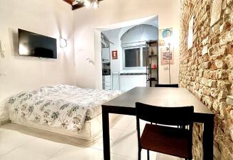 Da Carlin allows 18 year olds to book a room