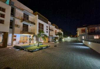 Ary Homestay Nyali- Behind City Mall has Balcony rooms