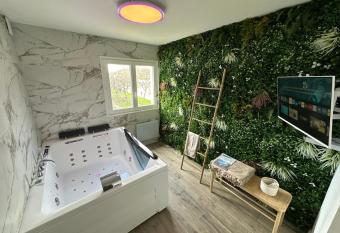 MarbleMood Spa has rooms with a private hot tub