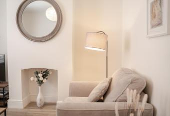 Cosy 2 bed home in Hoole perfect for your Chester break has Balcony rooms