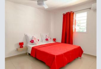 Cornaline Appartement 4 personnes dans un domaine calme et verdoyant has rooms with a private hot tub