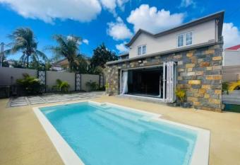 Meliyer cheerful 3 bedrooms villa at perebere has Balcony rooms