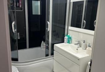 Cazare poiana narciselor has rooms with a private hot tub