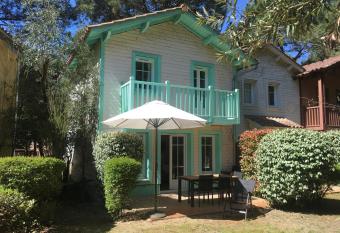 Domaine du golf lacanau Piscine chauff  e 3 chambres has rooms with a private hot tub