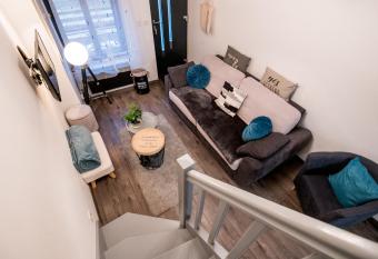 Maison L  onard has Balcony rooms