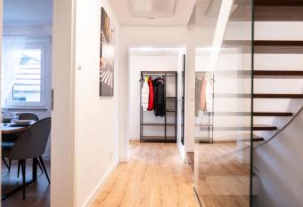 Klassen Apartments! Stadtnahes Ferienhaus* mit Terrasse in Aulendorf * f  r 6-8 Personen has Balcony rooms