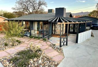Blue Sunday, Desert House w/ hot tub -Joshua Tree has Balcony rooms