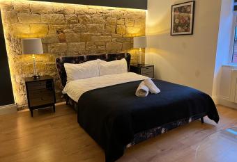 Luxury Grand Studio Apartment @3 allows 18 year olds to book a room