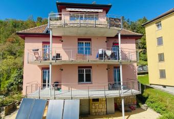 Chez Carole (4 pi  ces) has Balcony rooms