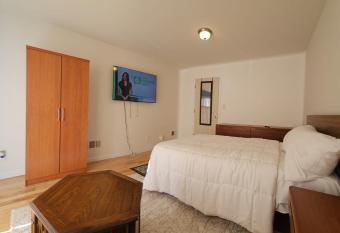 Traveler's Lodge In Newark City has Balcony rooms