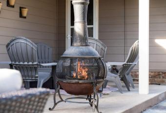 4 Bdrm, 3ba,fire Pit, Grill, 1 Block To Tu allows 18 year olds to book a room