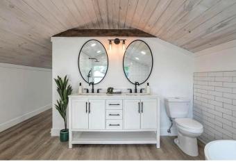 Midtown Masterpiece Whot Tub, Pets By Hvnlyhomes allows 18 year olds to book a room