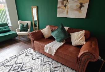 Solihull Town Centre NR NEC 4 Bedrooms-Spacious House 7 Beds 10 Guests- BHX Airport JLR Family Groups Contractors Professionals Insurance Stays Free Parking Driveway allows 18 year olds to book a room