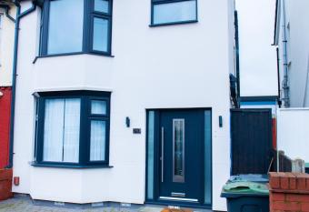 Newly Refurbished - Affordable Four Bedroom Semi-Detached House Near Luton Airport and Luton Hospital allows 18 year olds to book a room