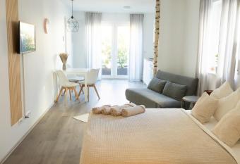 HUGOS Studio Apartment has Balcony rooms