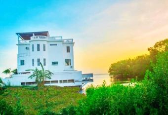 See Belize SUNRISE Sea View Studio with Infinity Pool & Overwater Deck has Balcony rooms