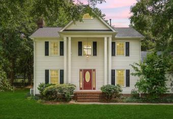 Beautiful Home Walking Distance to Elon University allows 18 year olds to book a room