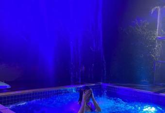 Sobrado show rural has rooms with a private hot tub