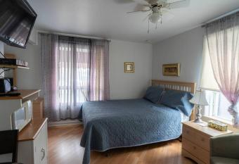 307 Chambre Double pour Travailleurs allows 18 year olds to book a room